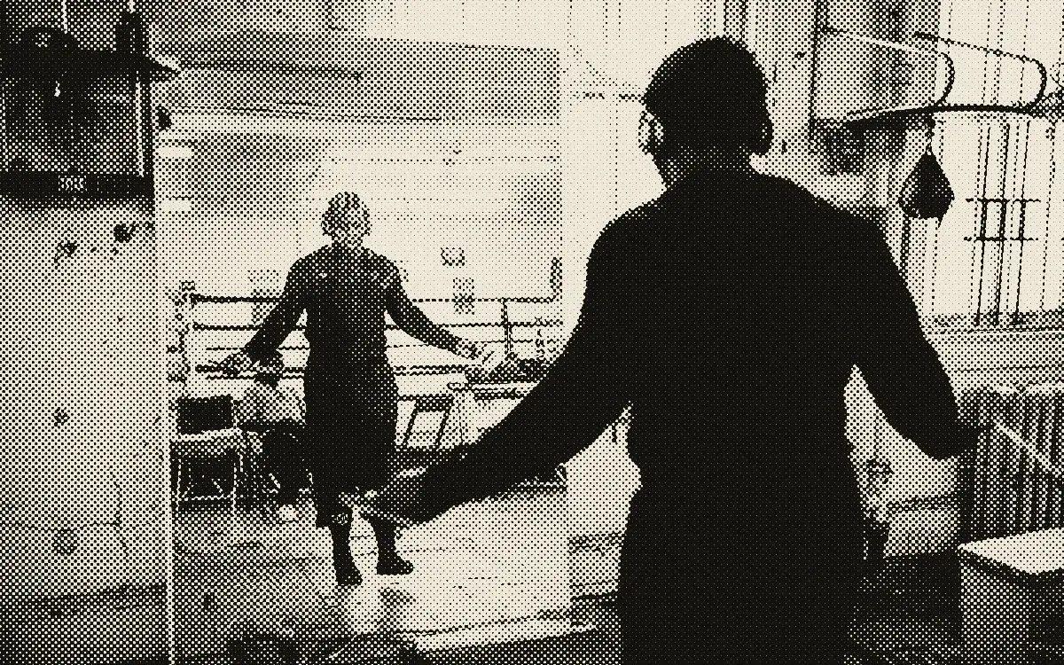 Boxeur à la corde à sauter, vu de dos, avec son reflet dans le miroir de la salle