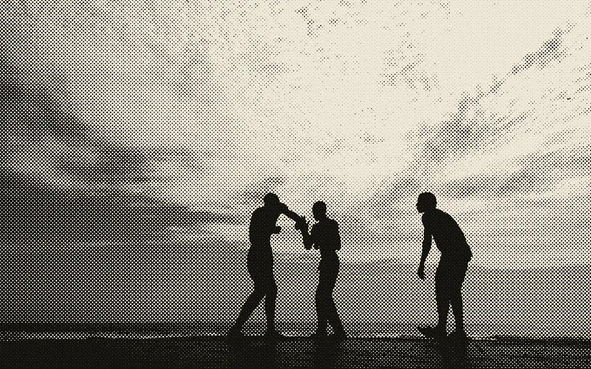 Silhouettes de trois boxeurs qui s'entraînent sur une plage au crépuscule